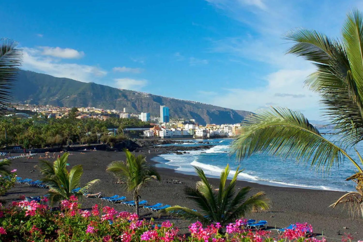 Plajă cu nisip vulcanic și flori, Puerto de la Cruz, Tenerife
