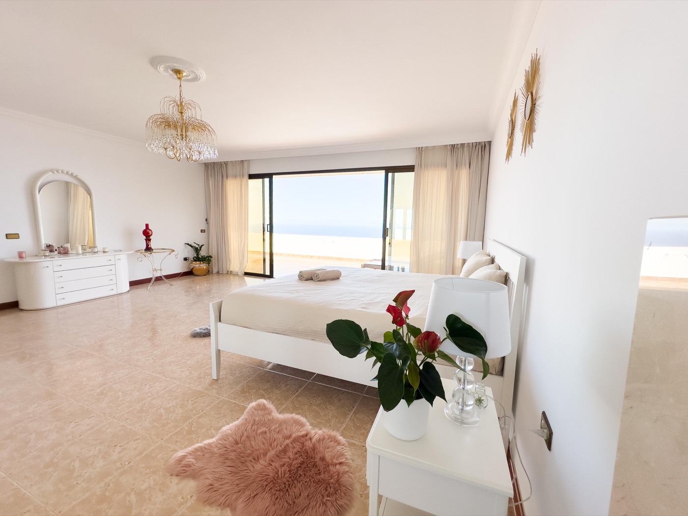 Dormitor matrimonial luminos, cu vedere la ocean