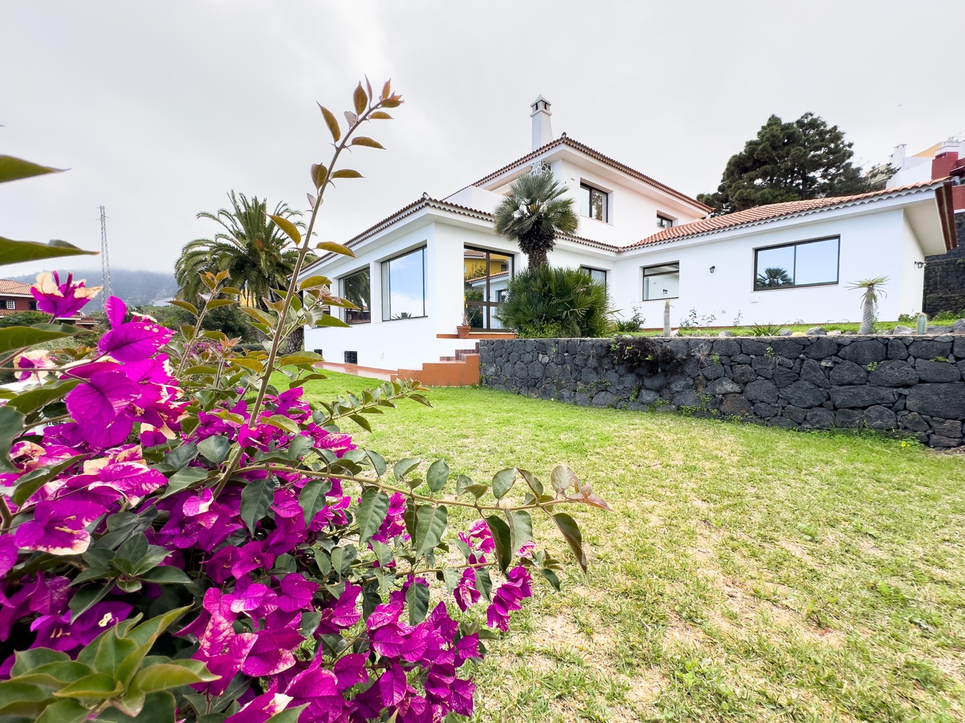 Vila privată din La Orotava, cu grădină, bougainvillea și munții Tenerife în fundal